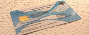 I Estland finns det redan sådana här kort som kan användas som elektroniska ID-handlingar. Ett estniskt ID-kort för e-invånare