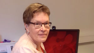 Axxells rektor Lena Johansson. Axxells rektor Lena Johansson vid sitt skrivbord.