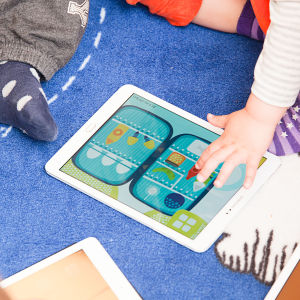 Lapset pelaavat Pikku Kakkosen uutta sovellusta tabletilla.