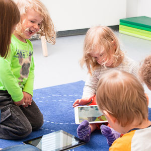 Lapset pelaavat Pikku Kakkosen uutta sovellusta tabletilla.