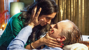 Preeti (Natasha Jayetileke) & Göran Borg (Björn Kjellman) Prreti och Göran håller varandra om kinderna i dramaserien Delhis vackraste händer.