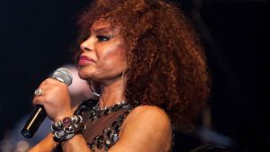 Elza Soares på scenen i Salvador i Brasilien 2010. Elza Soares sjunger i en mikrofon