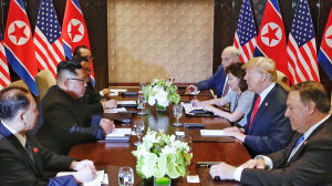 Efter ett möte i enrum fortsatte de två ledarna att diskutera med rådgivare närvarande. Toppmötet mellan Kim Jong-un och Donald Trump.