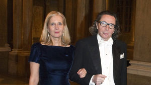 Katarina Frostenson och Jean Claude Arnault. Katarina Frostenson i långklänning och Jean-Claude Arnault i frack, håller varandra i armkrok.