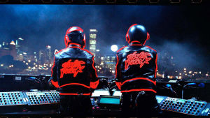 Daft Punk ei paljasta kasvojaan. Daft Punk Unchained. Kuva dokumenttielokuvasta.