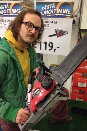 Mathias Nystrand hittar en motorsåg för 119 euro i bybutiken. Man kunde kanske kalla det "engångsmotorsåg". Mathias Nystrand hittar en motorsåg för 119 euro i bybutiken. Man kunde kanske kalla det "engångsmotorsåg".