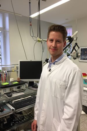 Specialläkare, idrottsmedicin Klaus Köhler Idrottsläkaren Klaus Köhler poserar i sin vita läkarrock.