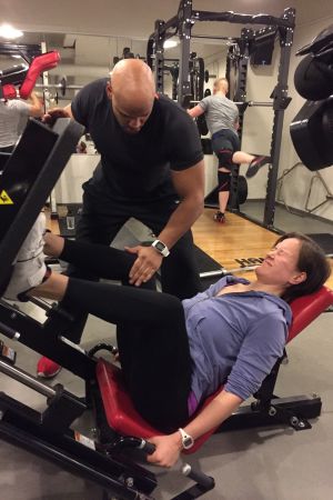 Maria Knuts har inte bara gått ner i vikt, utan också blivit starkare. Maria Knuts tar i allt vad hon orkar i benpressen.
