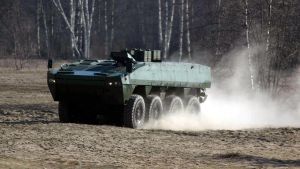 Patrias pansarfordon säljs obestyckade, alltså utan fastmonterade vapen, men kan lätt utrustas med allt från tunga maskingevär till granatkastare. Ett Patria-militärfordon kör på en grusplan.
