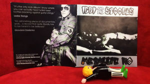 Iggy & The Stooges Metallic K.O. cd-konvolut med Rockpolisernas Playmobilgubbe.