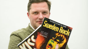 Henrik Creutz är Kiss-fan för livet Henric Creutz poserar med tidningar med Kiss på omslaget