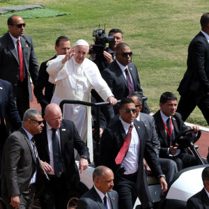 Påve Franciskus åker i sin öppna bil under ett besök i Egypten