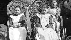 Rullstolar i slutet av 1800-talet och början av 1900-talet kunde t.ex. se ut så här. Raajarikkoisten työkoulu.