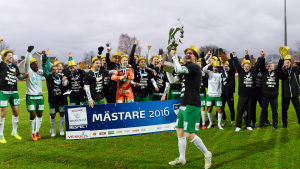 Självständighet skulle antagligen vara det största som hänt Åland sedan IFK Mariehamns ligaseger i fotboll. IFK Mariehamn firar guld.