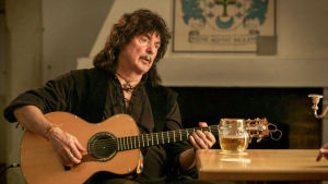 Ritchie Blackmore muistelee. "He doesn't do happy", toteaa vaimo. Kitaristi Ritchie Blackmore. Kuva tv-dokumentista Ritchie Blackmoren tarina (2015).