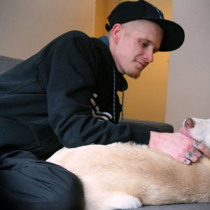 Alex Granqvist ligger i sin soffa och krafsar sin hund. Alex Granqvist ligger i sin soffa och krafsar sin hund.