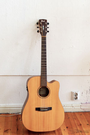 Under sin tid på Sveaborg kommer Jowan Safadi att samarbeta med en mängd finska artister. En akustiskt gitarr står lutad mot en vit vägg.
