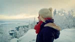 Elli blickar försiktigt mot framtiden Elli som är en av flickorna i dokumentären Matka minuksi står på ett snöklätt berg och blickar mot framtiden.