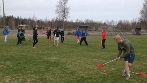 Flickor och pojkar ska ha gemensamma grupper i skolidrott, anser forskaren Marja Kokkonen. Lacrosse vid Ådalens skola i Kronoby.