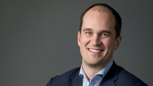 Stefan Heinrichs tittar först på personen och erfarenheten, sedan på eventuella examenspapper. VD:n Stefan Heinrichs fotograferad mot en grå bakgrund.