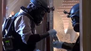 FN-organisationen OPCW fick i uppdrag att låta förstöra de syriska kemvapnen år 2013. Största delen av landets arsenal ska ha förstörts, men den syriska regimen har redan länge misstänkts för att ha gömt och producerat nya kemvapen.