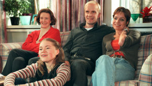 Mäkimaat: Maija (Tiina Rinne), Pertti (Jukka Puotila), Eeva (Lena Meriläinen) ja Mirja (Inka Kiviharju) vuonna 2000.