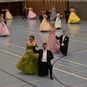 Lycklig skolkrok upp promenaden image 4
