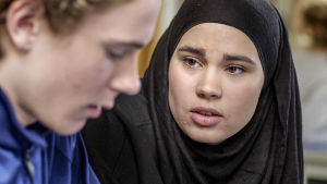 Isak (Tarjei Sandvik Moe) och Sana (Iman Meskini)i SKAM har gjort mycket för att bredda bilden av ungdomar.. Sana tittar på Isak i tv-serien Skam.