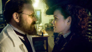 Robert Koch (Justus von Dohnányi) ja Hedwig Freiberg (Emilia Schüle) Robert Koch (Justus von Dohnányi) ja Hedwig Freiberg (Emilia Schüle) sarjassa Charité