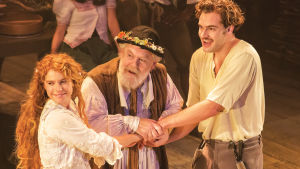 Rahvas esitetään Shakespearelle tyypilliseen tapaan komediallisessa kohtauksissa. Juhlan pyörteissä Jessie Buckley, Jimmy Yuill ja Tom Bateman. Jessie Buckley, Jimmy Yuill ja Tom Bateman Talvisessa tarinassa.