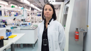 Tiina Kauppila jobbar i centralkriminalpolisens kriminaltekniska laboratorium. Tiina Kauppila i laboratoriet.