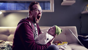 Vaaad!? Ingen Borg / McEnroe heller!? Petteri Summanen spelar trött pappa i förra veckans premiär Yösyöttö. Trött pappa med likaledes gäspande baby.