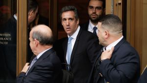 Juristfixaren Michael Cohen på väg ut från rättshuset. Trumps advokat Michael Cohen på väg ut från rättshuset omgiven av säkerhetspersonal