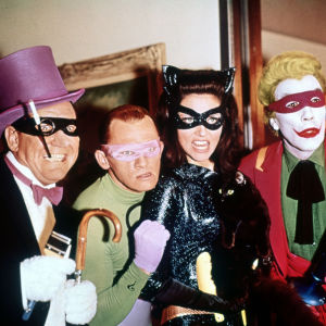 Holy Stomach Aches! Konnagalleria: Pingviini (Burgess Meredith), Arvuuttaja (Frank Gorshin), Kissanainen (Lee Meriwether) ja Jokeri (Cesar Romero). Burgess Meredith, Frank Gorshin, Lee Meriwether ja Cesar Romero sarjassa Batman