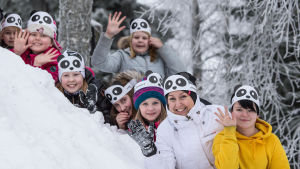 Pandafeber i Etseri. Här visar skolelever från Otsonkoulu skola och deras lärare Anu Kujansuu upp lokalt mode. Skolelever från Otsonkoulu skola i Etseri tillsammans med sin lärare Anu Kujansuu.