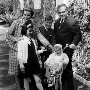 Kungafamiljen i Monaco år 1966. Från vänster furstinnan Grace, prinsessan Caroline, prins Albert, prinsessan Stephanie och furst Rainier. Kungafamiljen i Monaco år 1966. Från vänster drottning Grace, prinsessan Caroline, prins Albert, prinsessan Stephanie och kung Rainier.