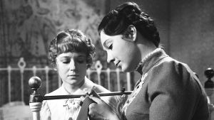 Pirkko Peltomäki ja Iris-Lilja Lassila näyttelivät Tuija-Maija Niskasen ohjaamassa Nukkekodissa vuonna 1968. Pirkko Peltomäki ja Iiris-Lilja Lassila tv-teatterin näytelmässä Nukkekoti vuonna 1968.