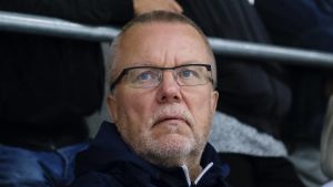 Leif Boork följer en SDHL-match. Leif Boork sitter på läktaren.