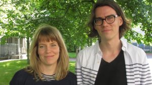 Filosofit Leena Tulkki ja Rami Koskinen tutkivat synteettistä biologiaa. Tulkki ja Koskinen kesäisessä luonnossa.