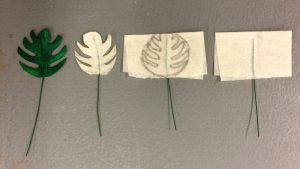 Så här kan du forma ett blad till en monstera. Ståltråd och målartejp som klipps och målas till monstera blad