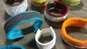 Gör själv reflexer som passar din stil och klädsel. Dekorativa reflexband för armar och ben.