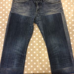 Jeansen lappade med lappar ovanpå hålen och de svaga partierna. Lappade jeans