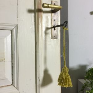 Snodd och tofs av växtfärgat garn. Snodd och tofs gjorda av växtfärgat garn.