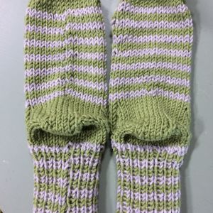 En vanlig stickad socka till vänster och till höger en som är stickad med trixet så att färgbytet inte syns Randiga stickade strumpor