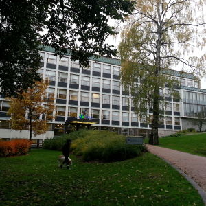 Det är högt i tak och låga trösklar vid Arbis i Helsingfors.