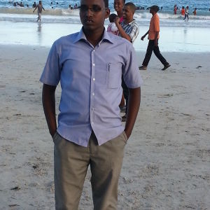 afrikkalainen mies rannalla