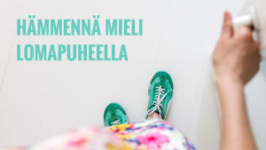 Grafiikkakuva. Kuvassa nainen seisoo ovella. Kuvassa teksti: Hämmennä mieli lomapuheella.