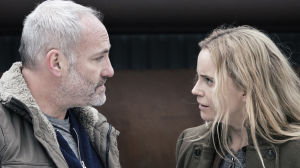 TV-serien Brons huvudkaraktärer från andra säsongen: Martin Rohde (Kim Bodnia) och Saga Norén (Sofia Helin). Bron, andra säsongen, Martin och Saga.