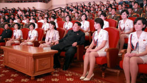 Kim Jong-un omgiven av sin fru Ri Sol-ju och medlemmar ur Moranbong Band. Kim Jong-un omgiven av sin fru Ri Sol-ju (t.v.) och medlemmar från Moranbong Band 2015