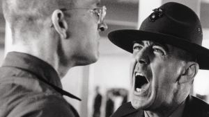 R. Lee Ermey uppnådde ikonisk status som sergeant i Full Metal Jacket. R. Lee Ermey i rollen som sergeant Hartman i krigsfilmen Full Metal Jacket.